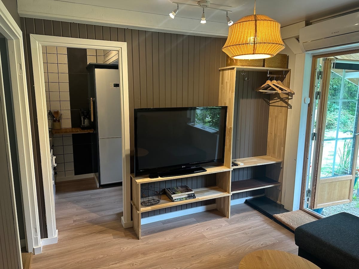 Matvrå med djupblå panel.