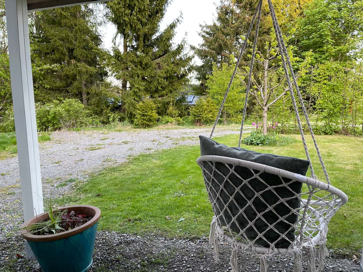 Verandan med hängstolar.