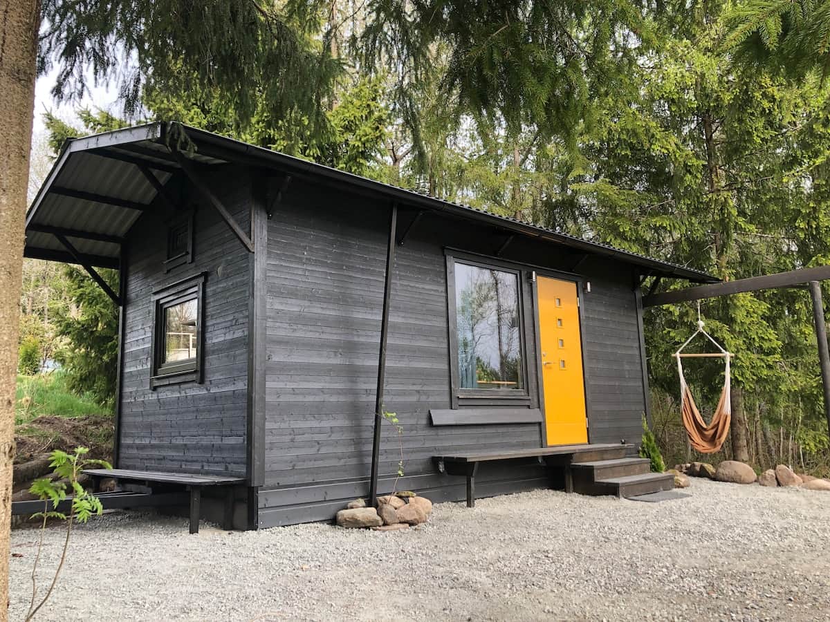 Insidan — köksdel med fjärrvärmepump, loftstege och matbord.